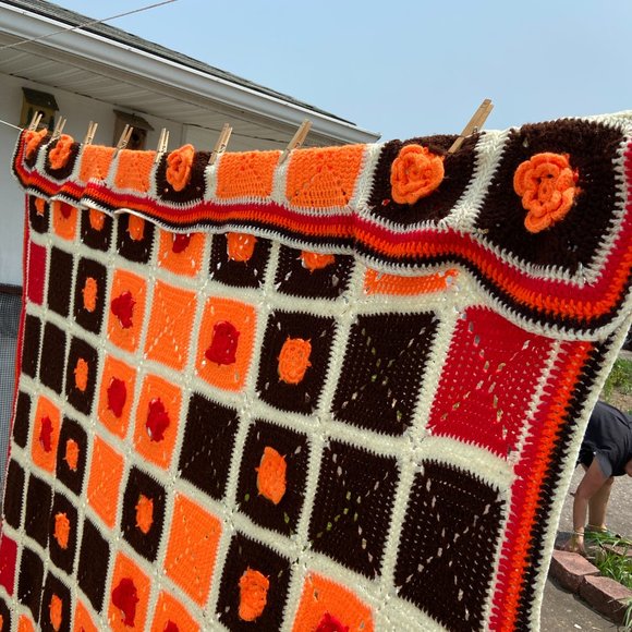 Vintage 70's Crochet Granny Square Afghan Raised 3D flower design Large Size - Picture 3 of 11